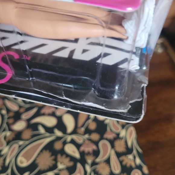 Barbie 2019 Fashionista # 151 Pink Hair - Picture 10 of 17